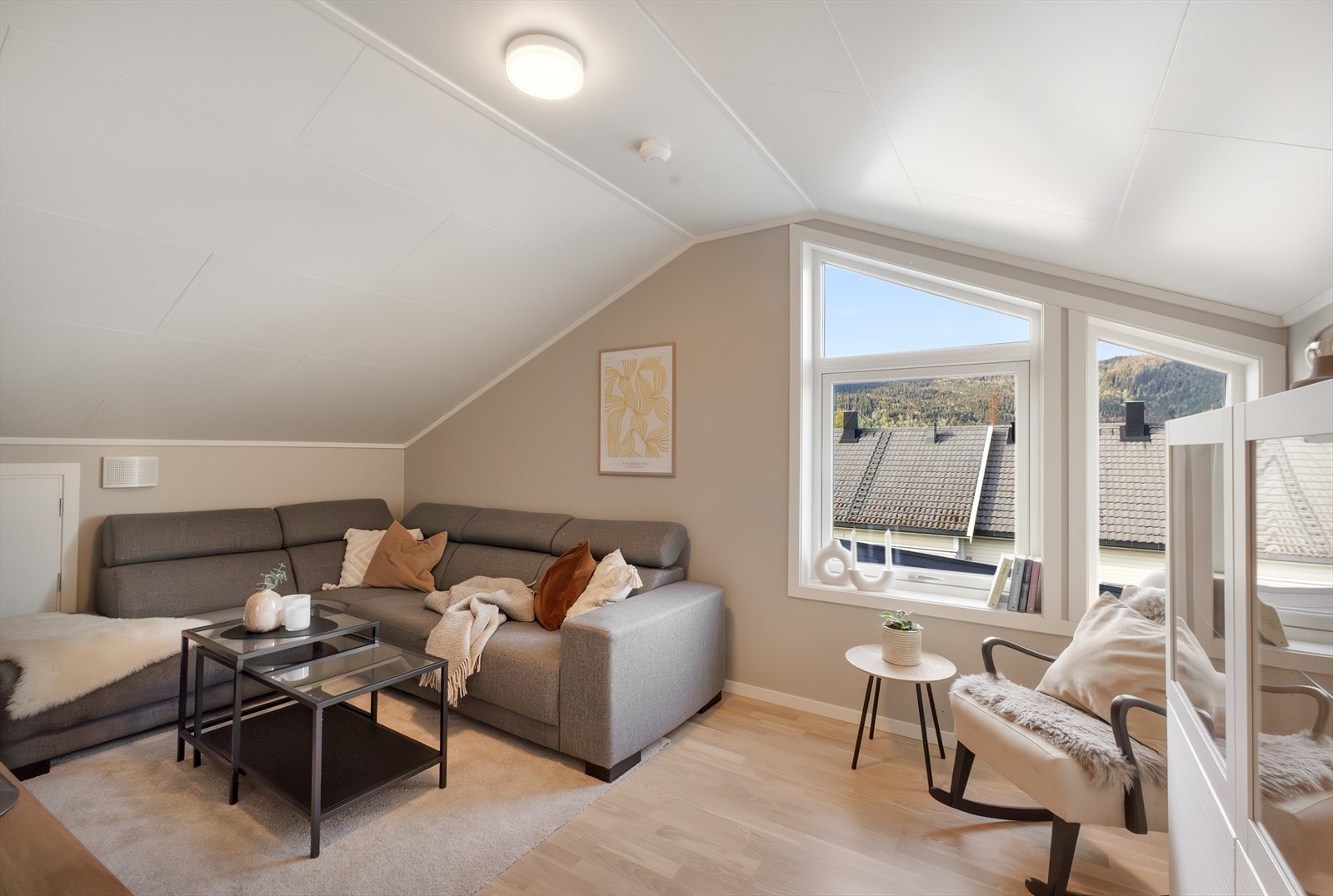 Loftstuen kan fungere utmerket som ett fjerde soverom om ønskelig. Men, kjekt med to stuer selvsagt. Valget er helt og holdent ditt. Galleribilde