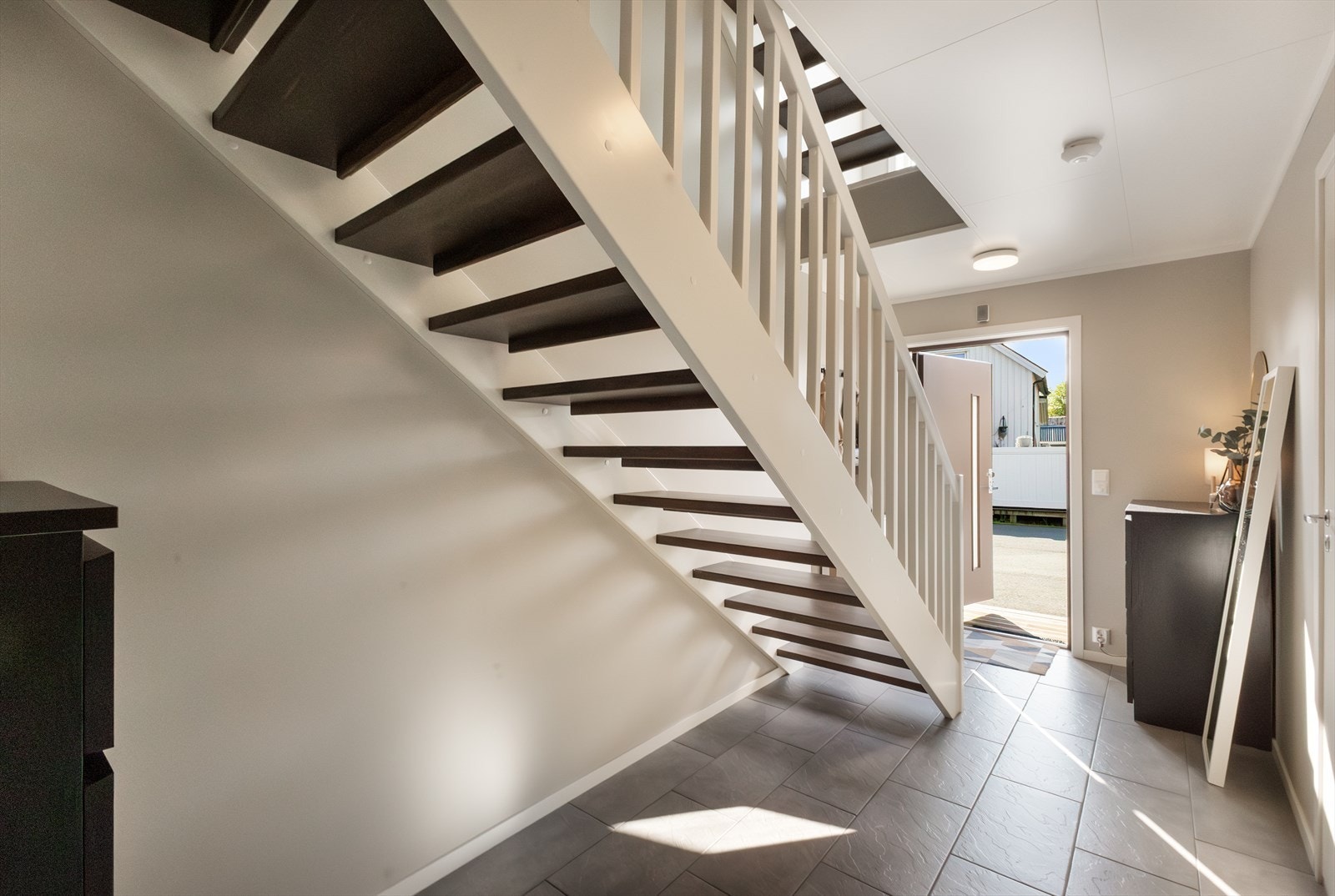 Entre med god plass og moderne farger, samt stil. Flislagt gulv med gulvvarme. Galleribilde