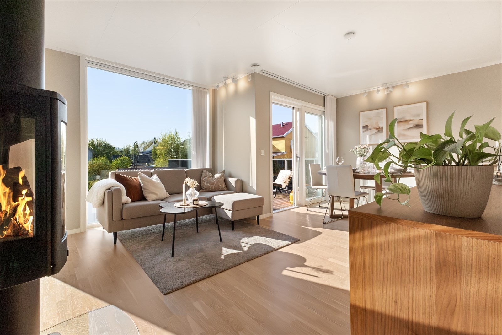 Varmeeffektiv og lekker vedovn med 3 glassfelt. Estetisk pent innredet bolig i sin helhet. Det er montert lamellgardiner i de store vinduene i stuen. Galleribilde