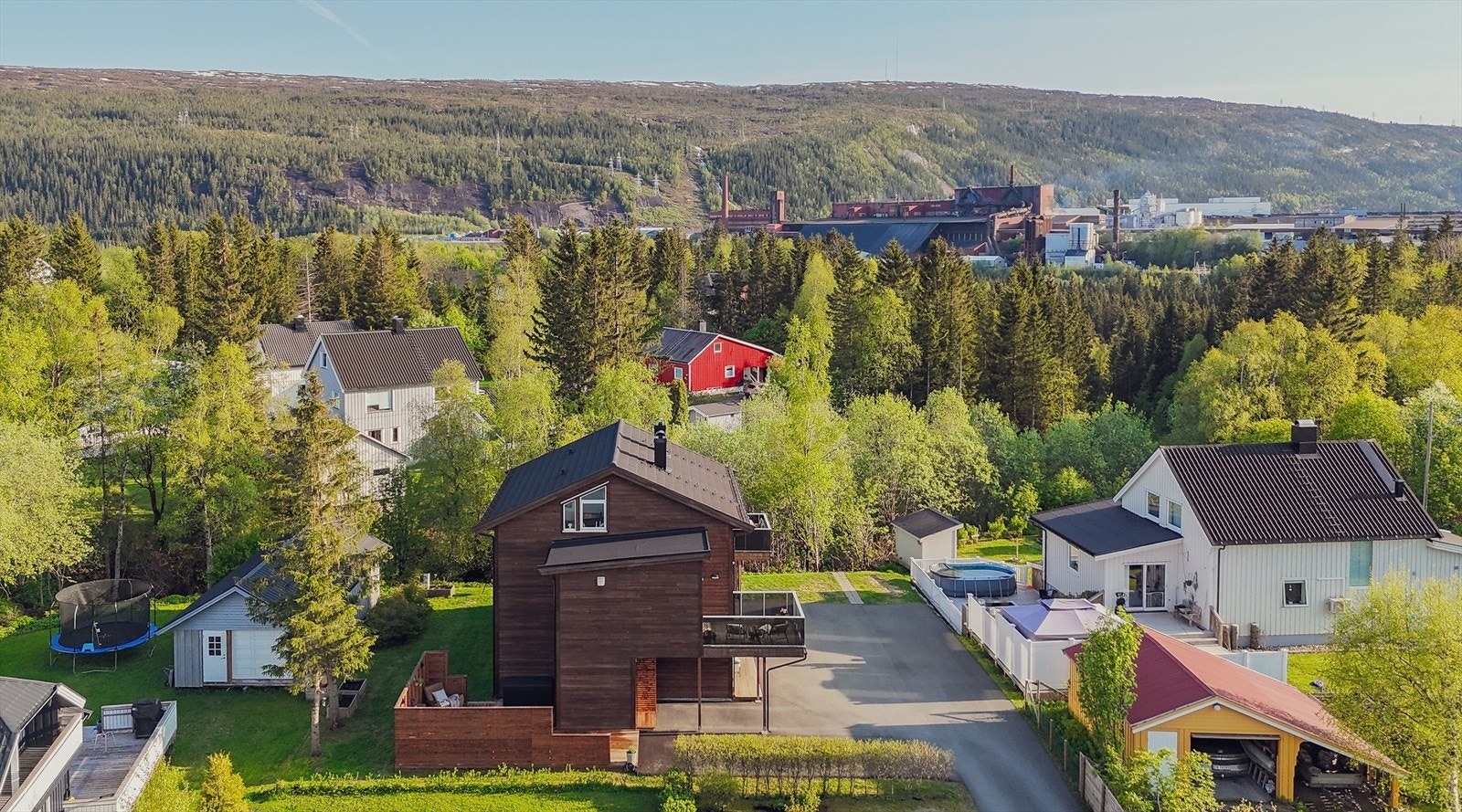 Sentral plassering med gangavstand til de aller viktigste fasilitetene på Gruben, i tillegg kort vei til tur/rekreasjonsområder. Her er det ingen gjennomgangstrafikk. Galleribilde