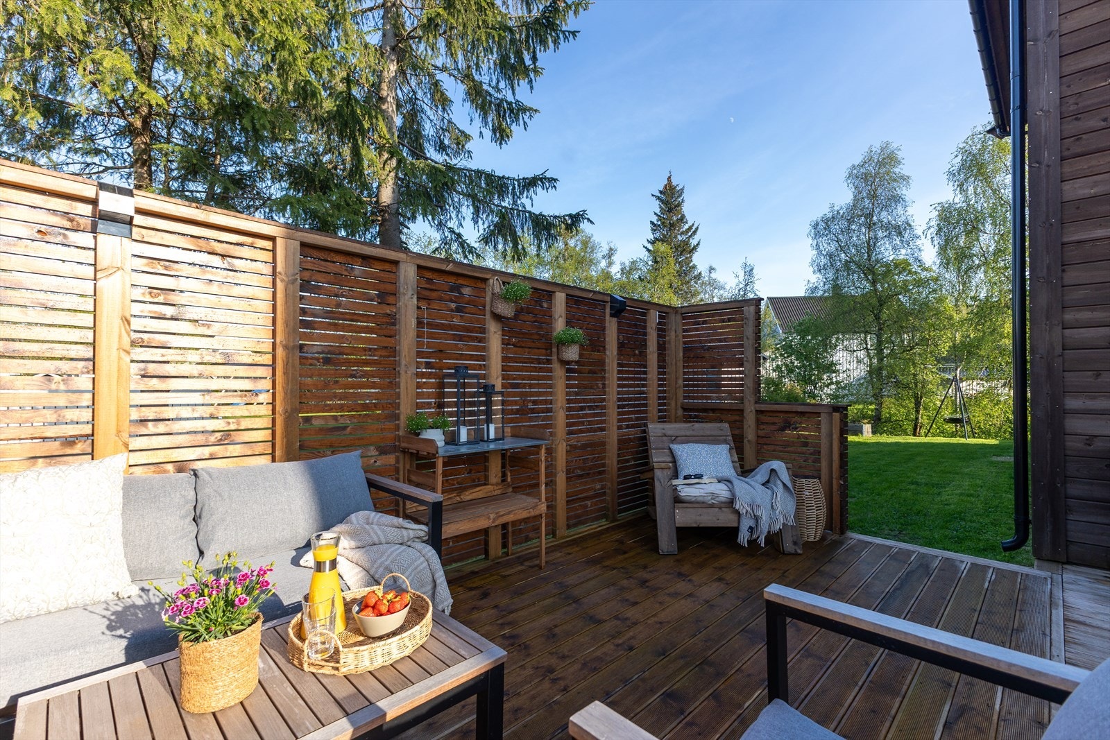 Fra markterrassen så kommer man seg direkte til hagen(som er veldig fin) Galleribilde