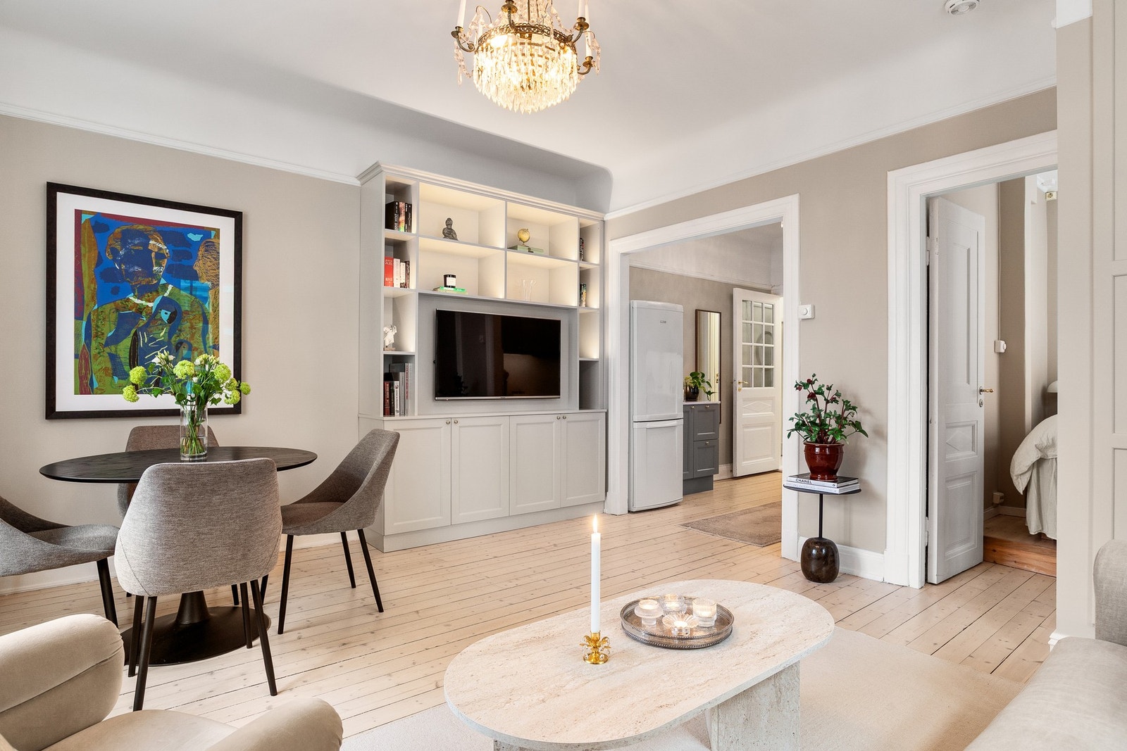 Leiligheten har helsparklet vegger og tak, samt nymalte flater og listverk Galleribilde