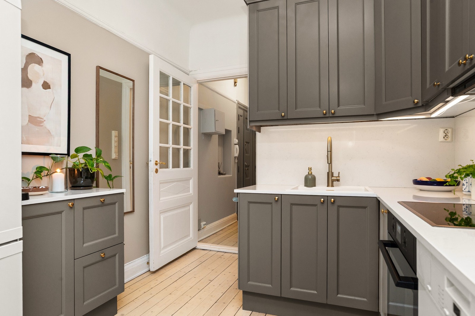 Kjøkkeninnredning er eldre, men oppgradert med nye skapdører, benkeplate og komfyr i 2025 Galleribilde