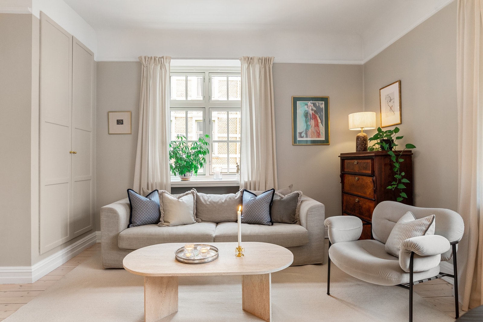 Store vindusflater gir rikelig med naturlig belysning på dagtid Galleribilde