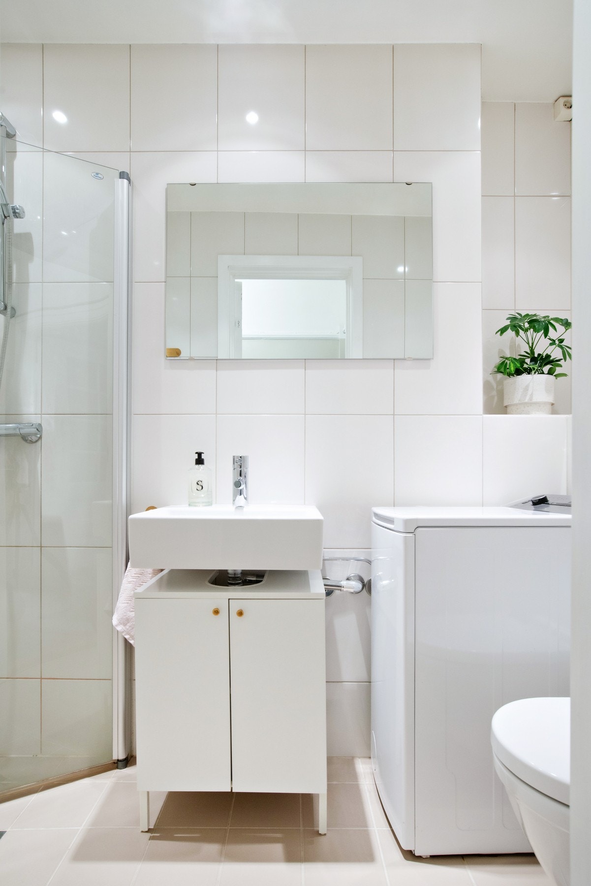 Badet ble etablert i 2007 og fremstår som pent og praktisk, med opplegg for smal vaskemaskin Galleribilde