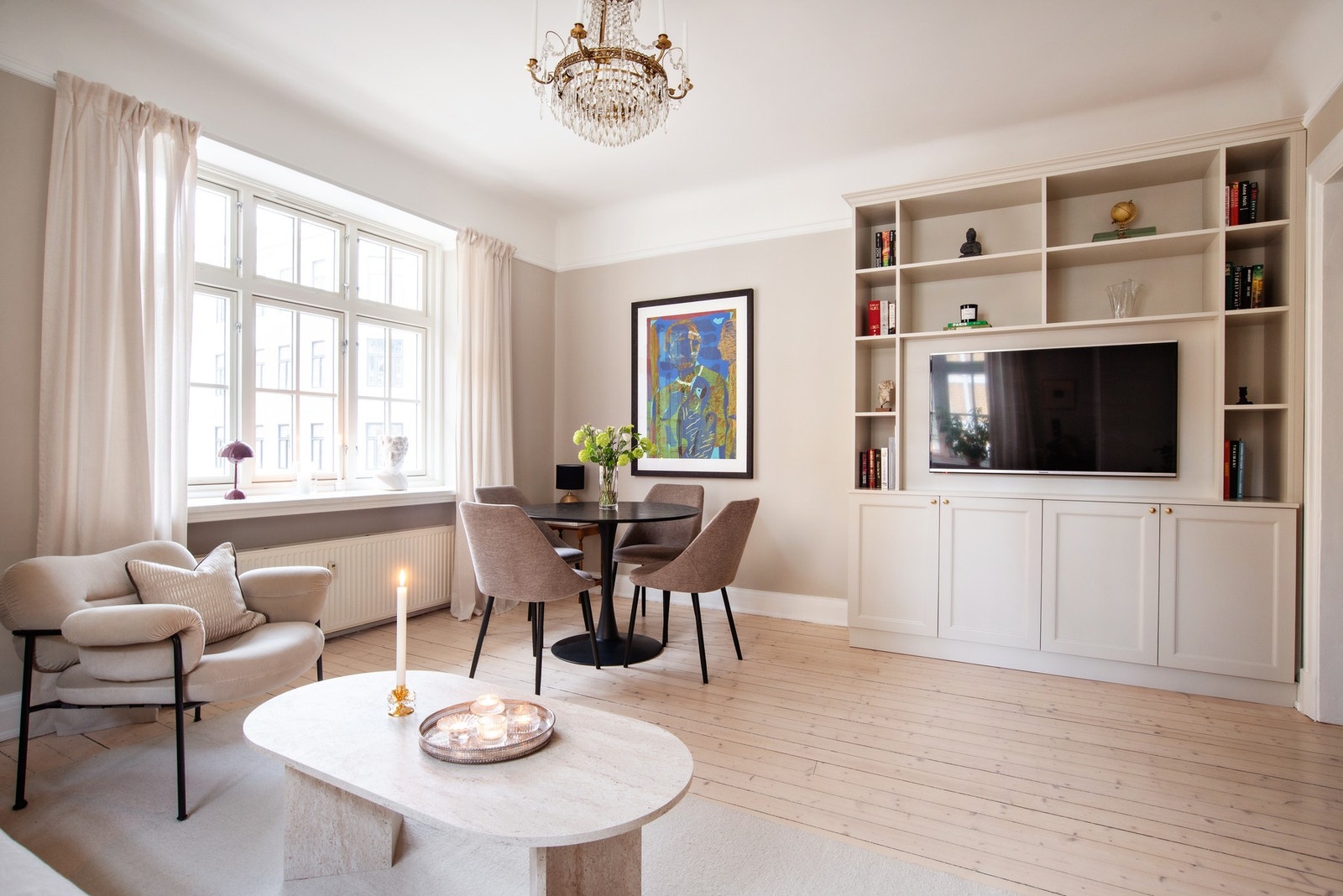 Flott snekkerbygd bokhylle tilfører leiligheten det lille ekstra Galleribilde