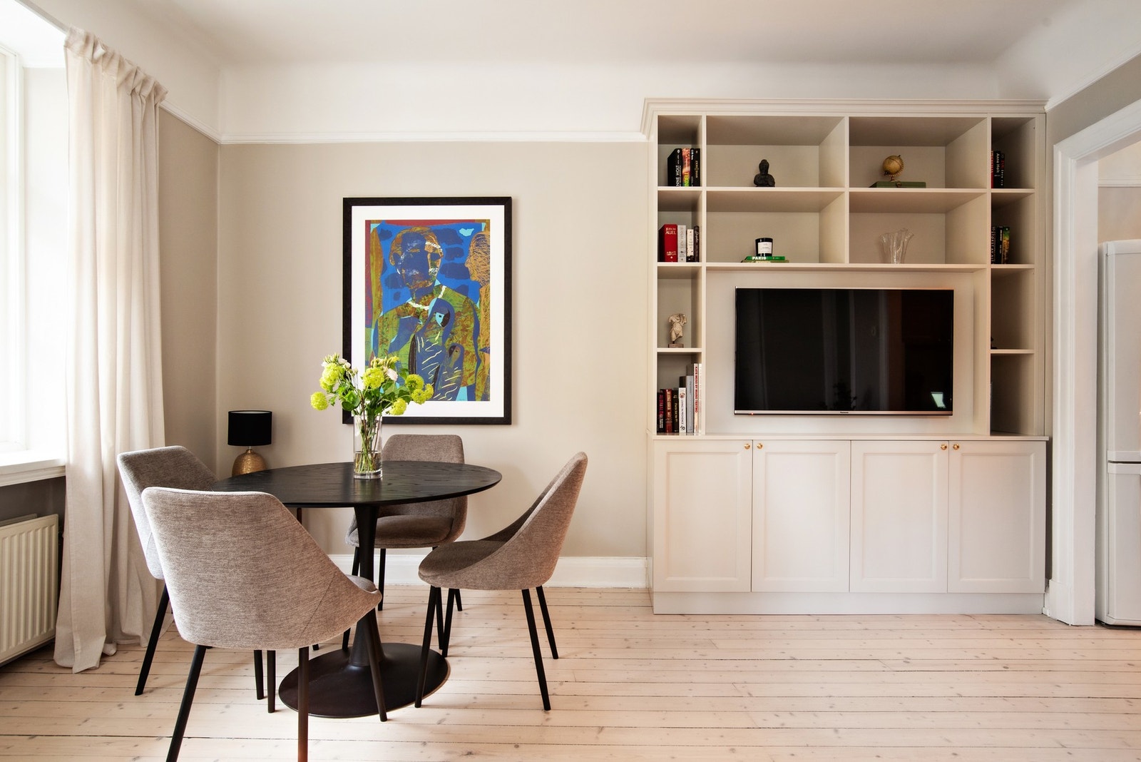 Møbelsnekker har laget en flott bokhylle med TV-benk Galleribilde