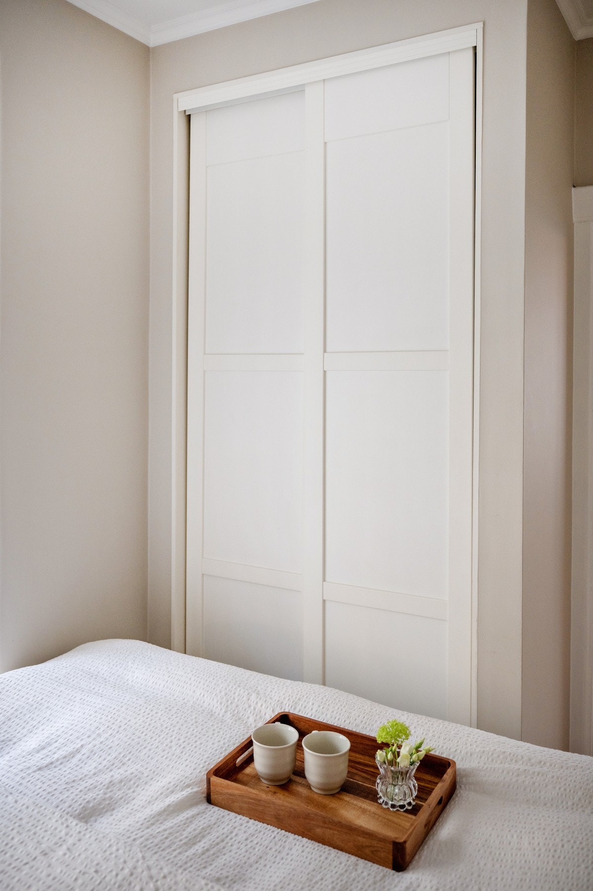 Det er klesgarderobe på soverommet Galleribilde