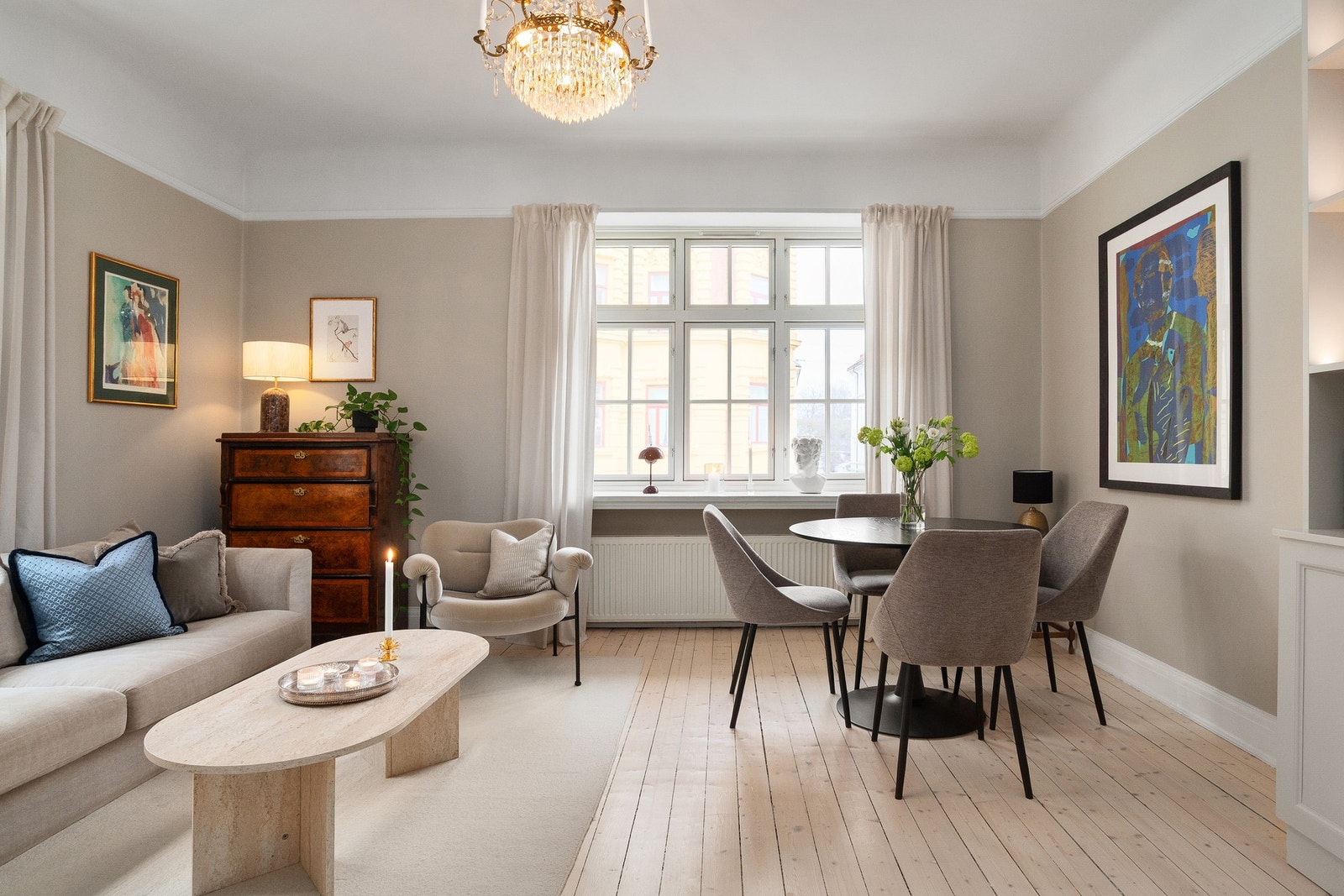 Leiligheten byr på en generøs takhøyde, med fine og klassiske detaljer som rosett, originalt tre gulv mm. Galleribilde