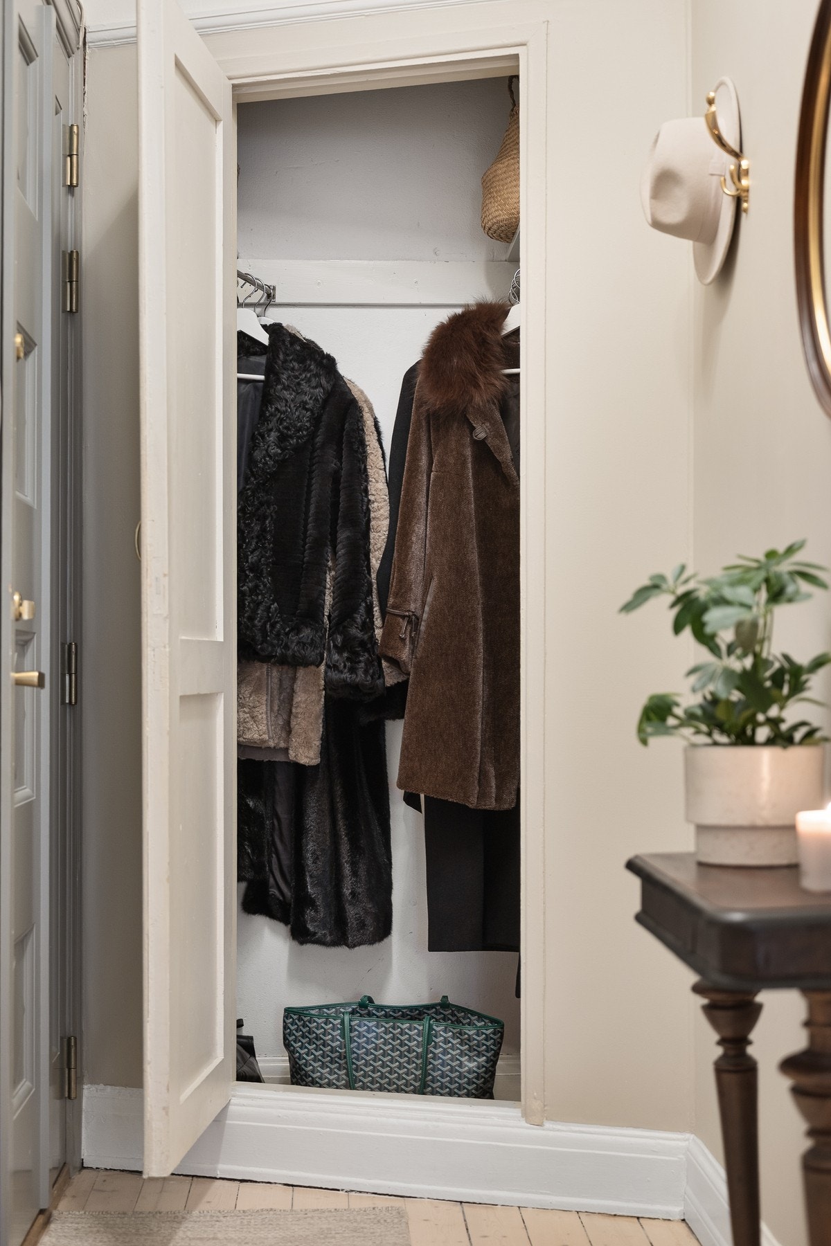 Praktisk skap i entreen for oppbevaring av klær og sko Galleribilde