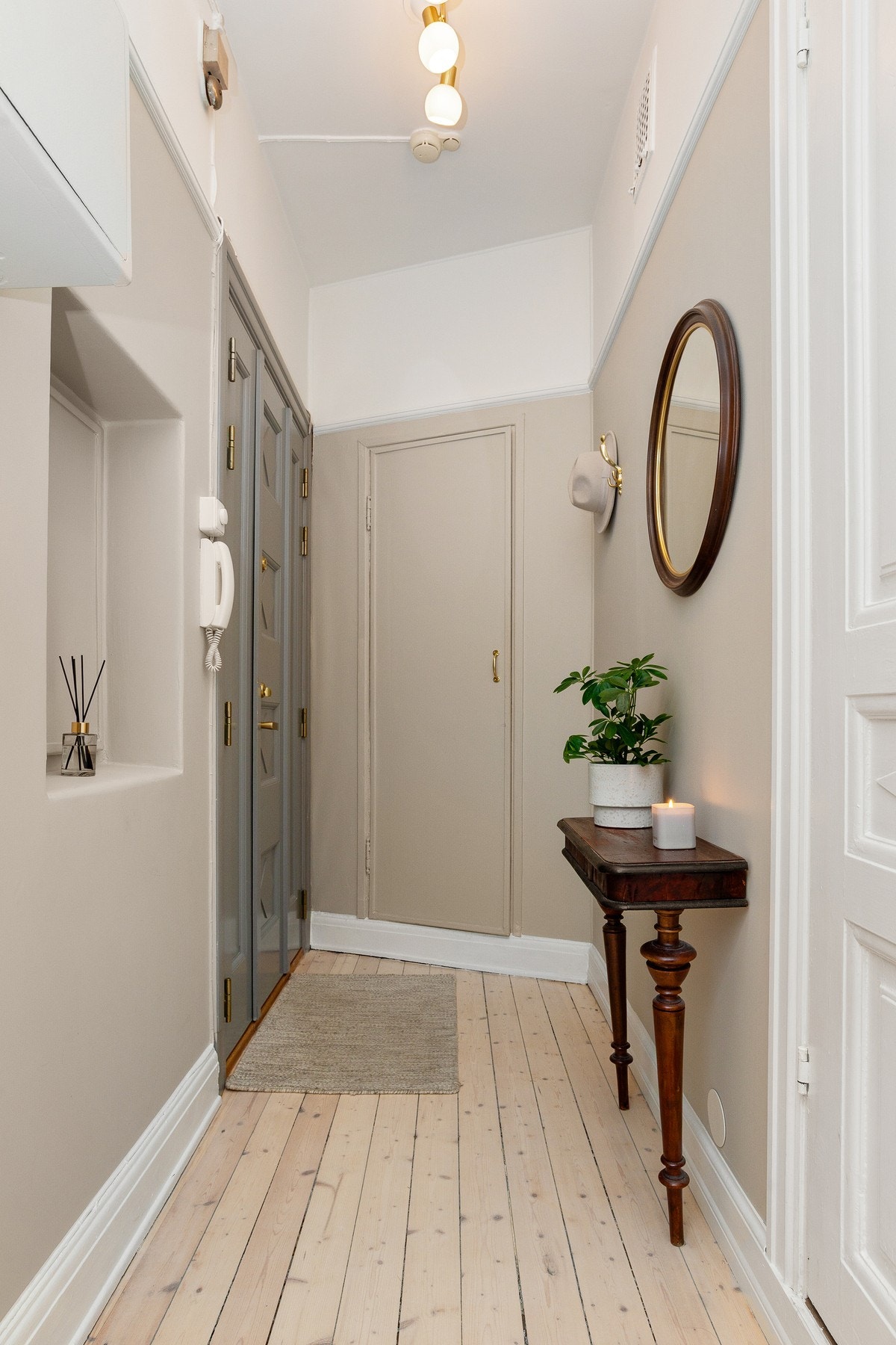 Hyggelig entré som gir et godt førsteinntrykk av leiligheten Galleribilde