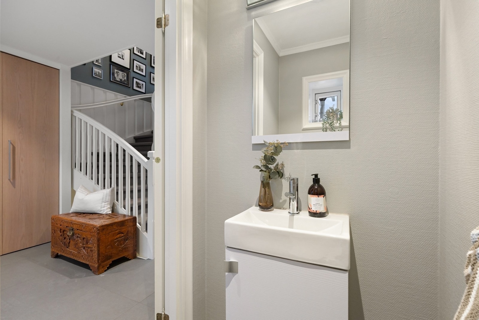 Praktisk toalettrom ved entréen / hallen Galleribilde