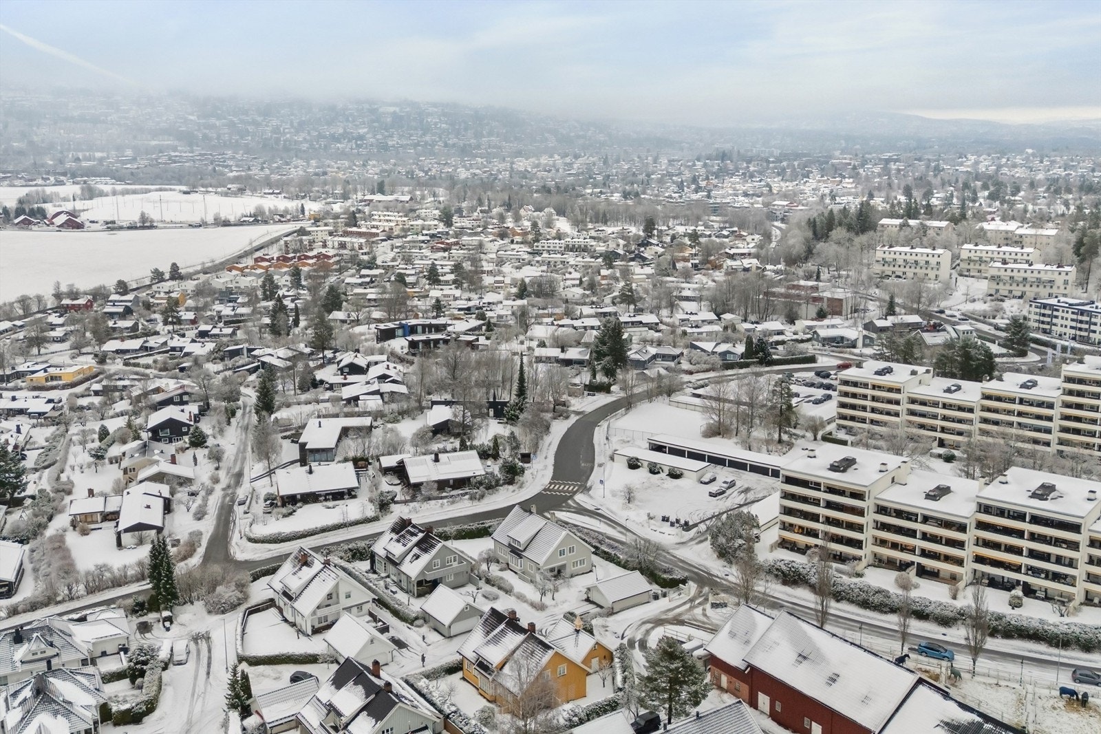 Området gir enkel tilgang til et variert utvalg av servicetilbud og kollektivtransport Galleribilde