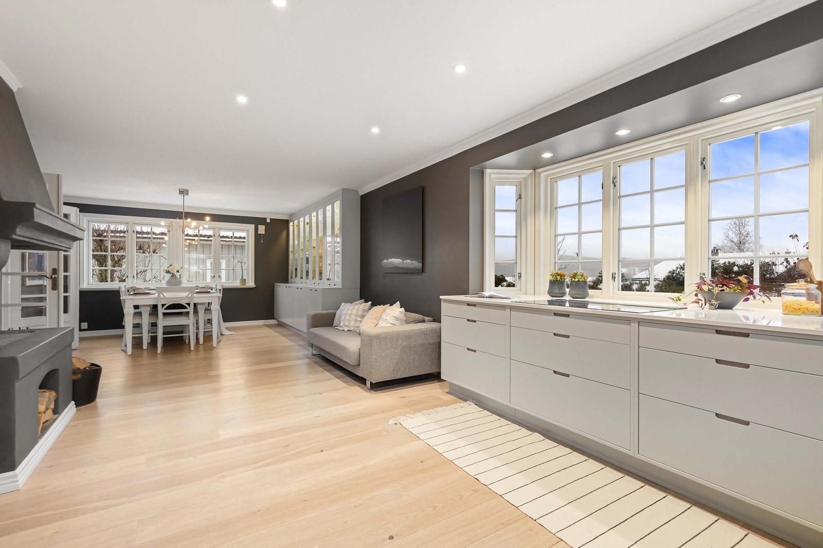 Kjøkkenet har integrerte hvitevarer fra Miele Galleribilde