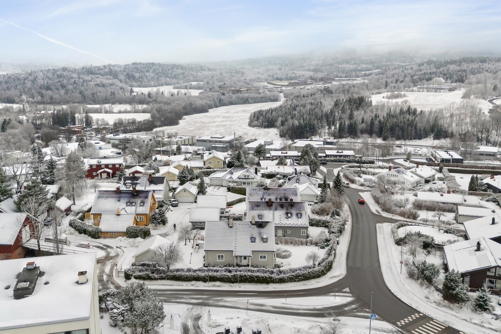 Boligen har en flott beliggenhet i barnevennlig og hyggelige omgivelser Galleribilde