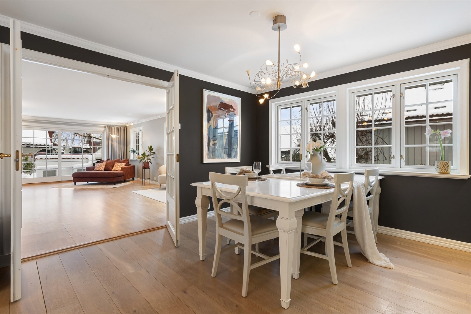 Inne på kjøkkenet er det god plass for spisebord - her er det også mulig å lukke mot stuen Galleribilde