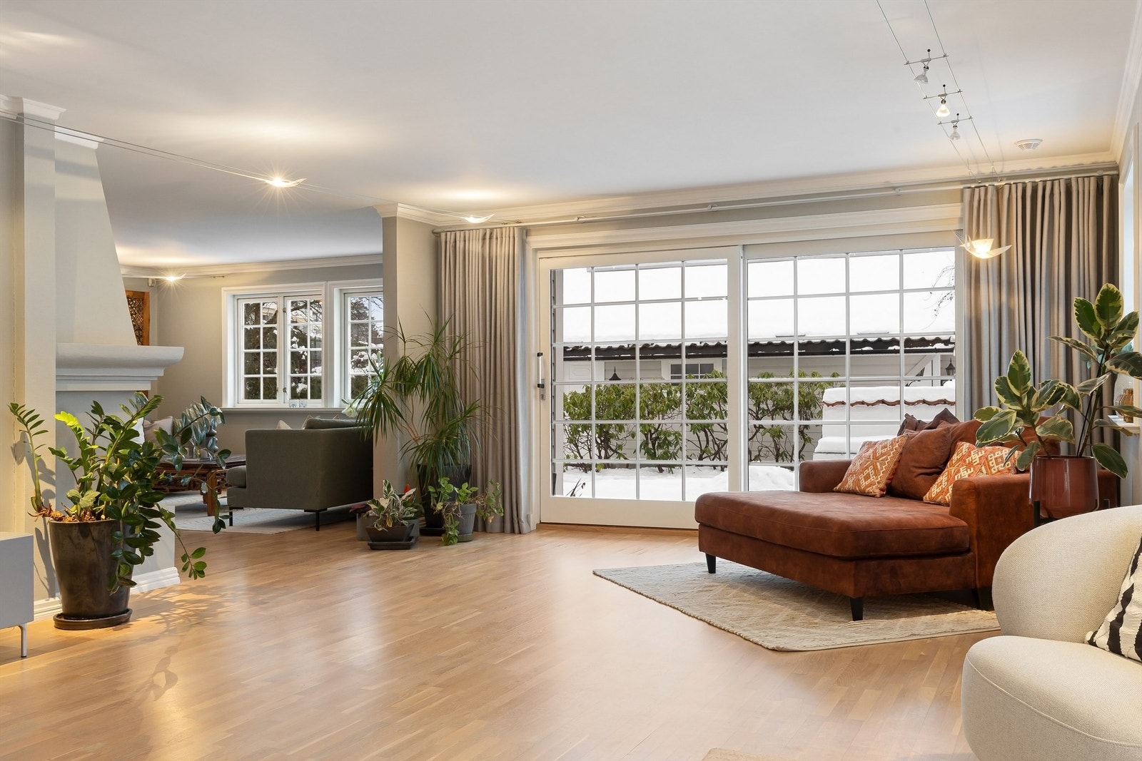 Stuens store vinduer gir rikelig med naturlig lysinnslipp Galleribilde