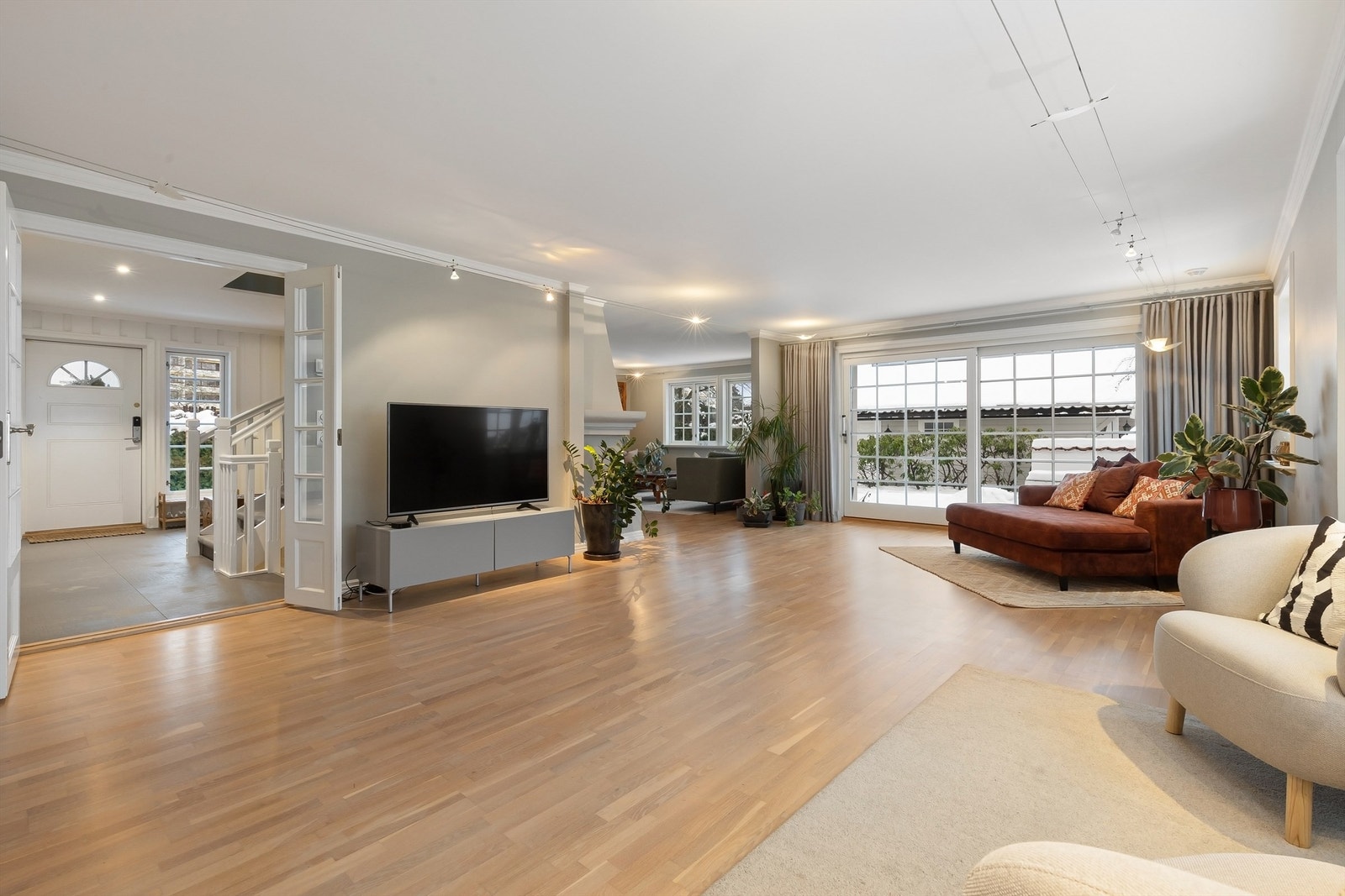 I boligens 1. etasje finner du en stor og lys stue, flott kjøkken med spisestue, toalettrom og hall Galleribilde