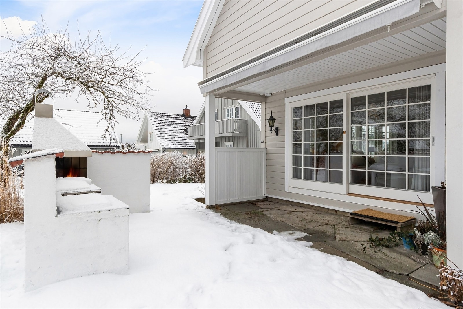 Uteplass med en murt utegrill, ideell for sosiale lag Galleribilde