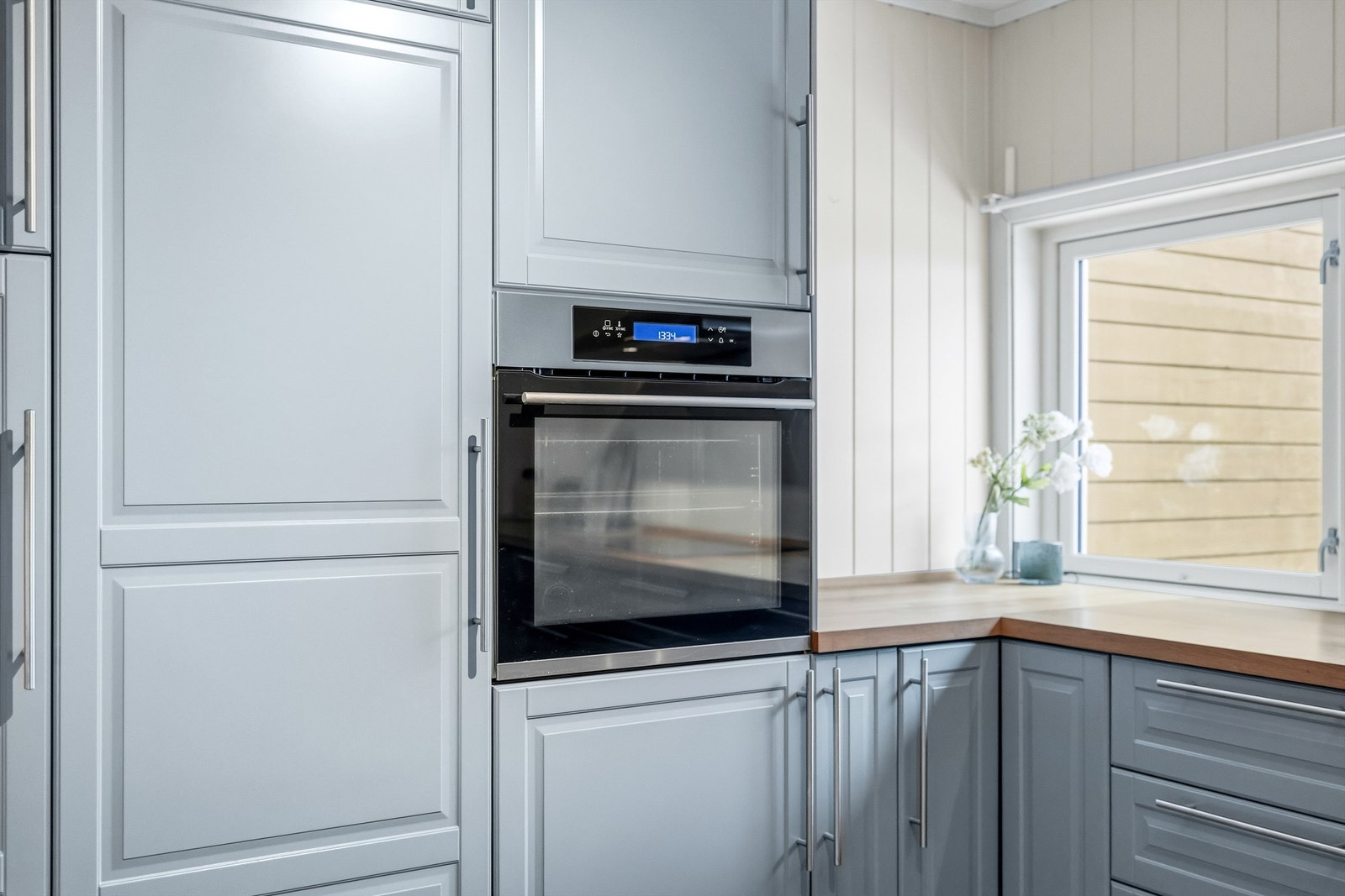 Alle hvitevarene er integrert og skaper en sømløs overgang fra skap til kjøkkenutstyr. Galleribilde