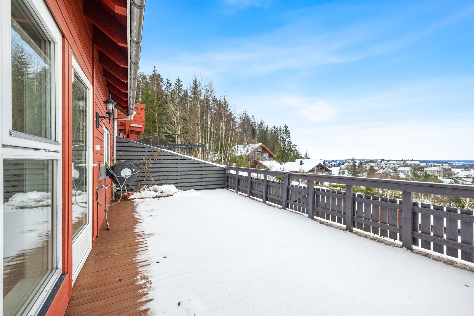 Terrassen har gode solforhold og er delvis skjermet for innsyn, noe som skaper en privat og avslappende atmosfære. Galleribilde