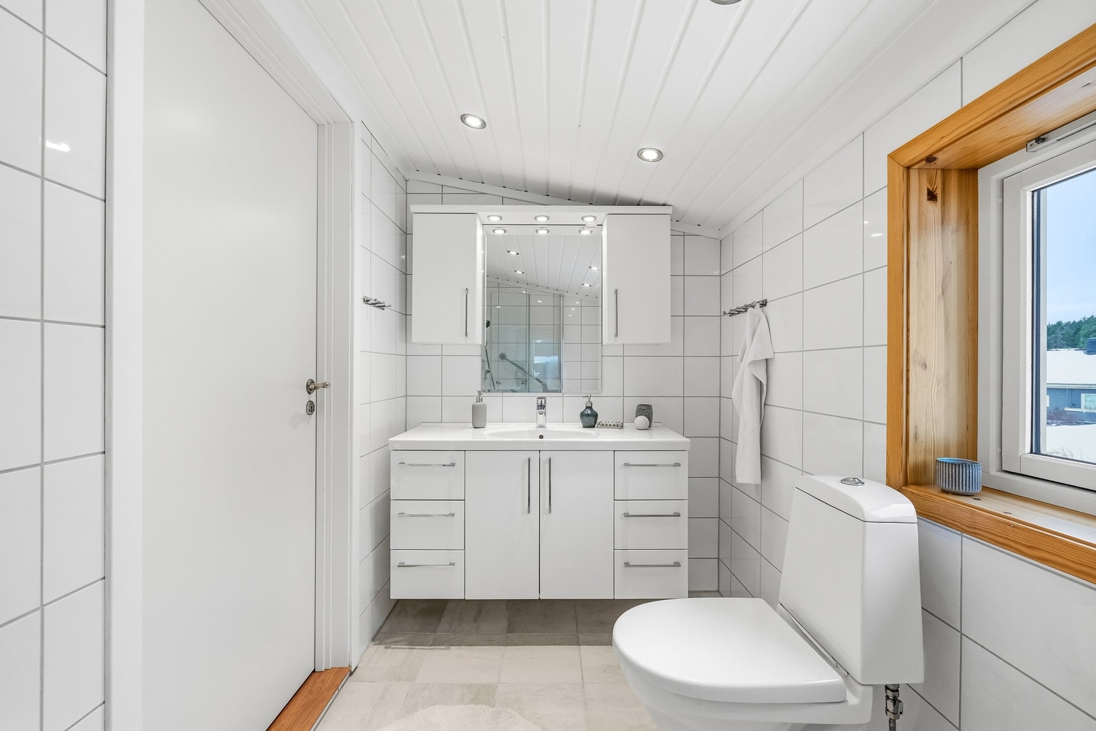 Vegghengt servantskap og veggskap med overlys integrert. Galleribilde