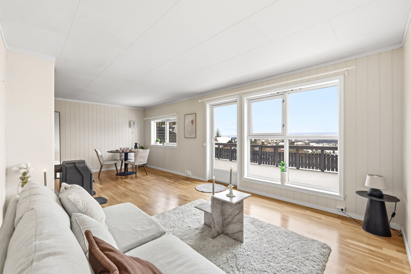 Fra stuen er det utgang til terrassen på 27 kvm. Galleribilde