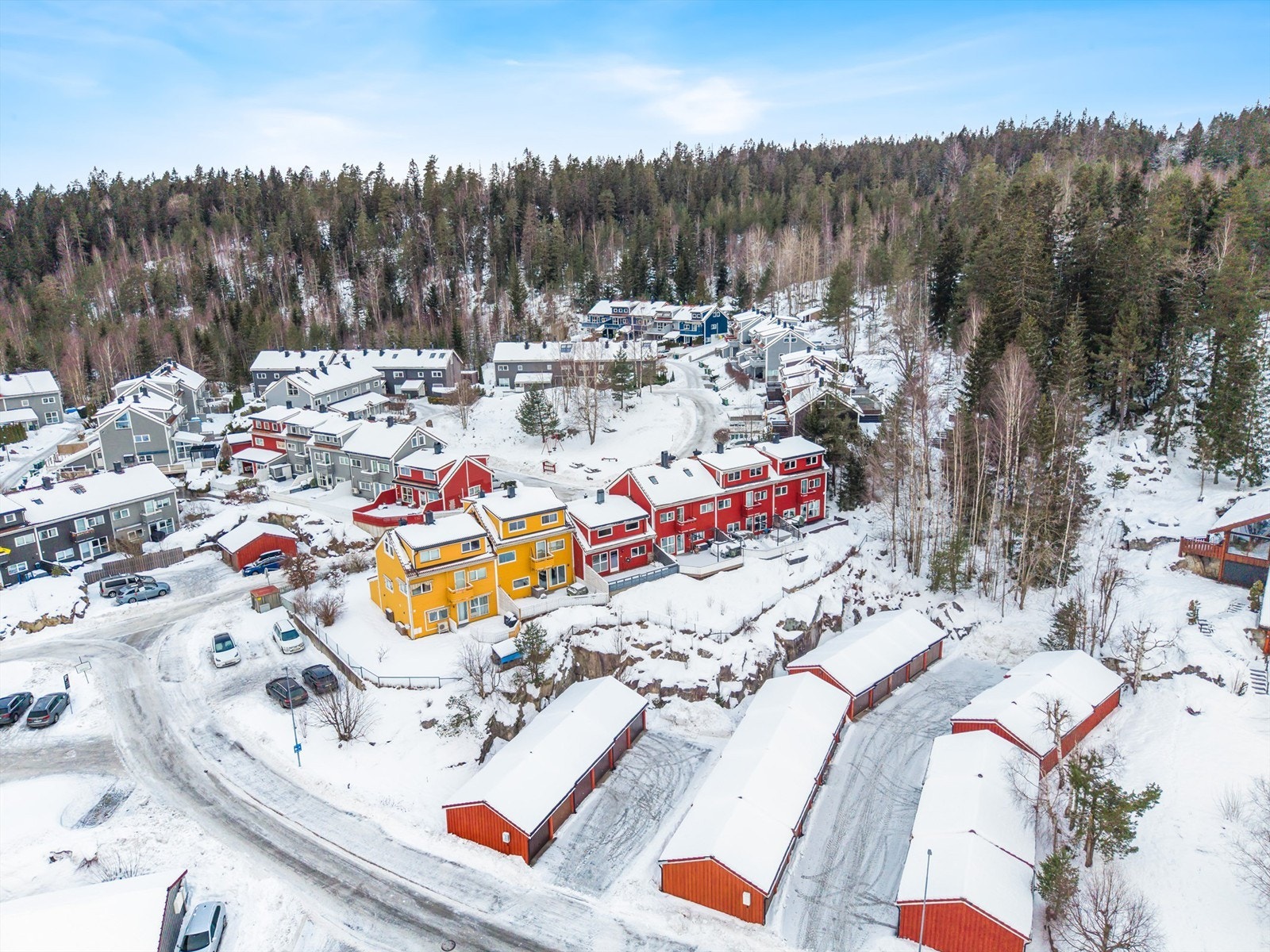 Jutulveien 5 ligger i et attraktivt og barnevennlig område på Heksebergåsen, som kombinerer naturskjønn idyll med enkel tilgang til byliv og servicetilbud. Galleribilde
