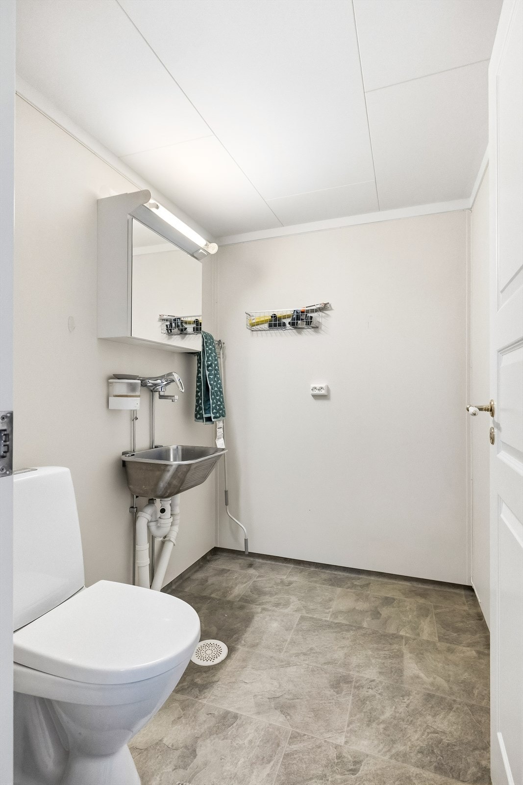 Fra entréen har du direkte tilgang til et praktisk vaskerom med klosett samt opplegg til vaskemaskin. Galleribilde