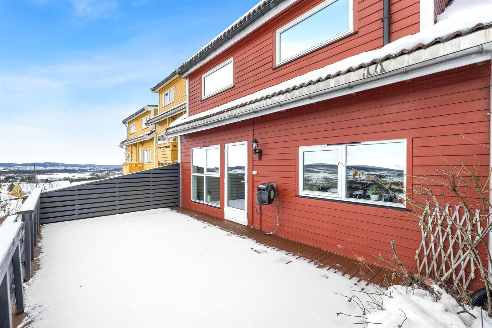 Her er det god plass til sittegrupper og grill. Terrassen blir et naturlig samlingspunkt for familie og venner. Galleribilde