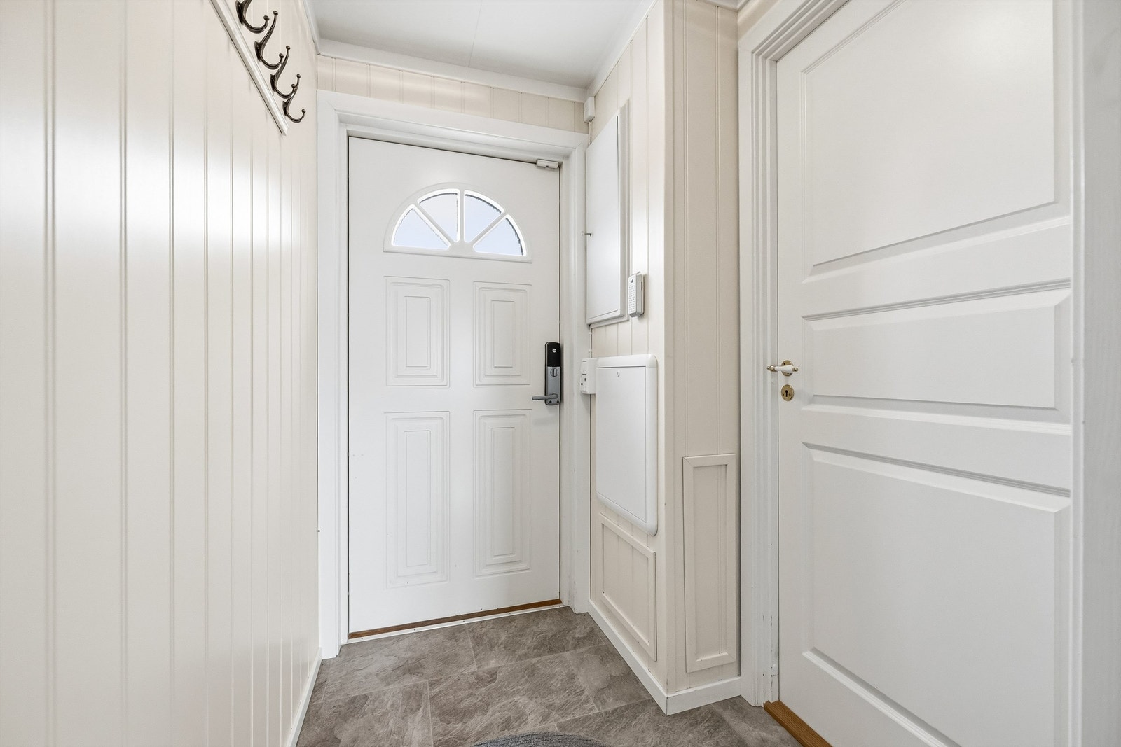 Lys og innbydene entré med gulvvarme og plass til å henge fra seg ytterklær. Galleribilde