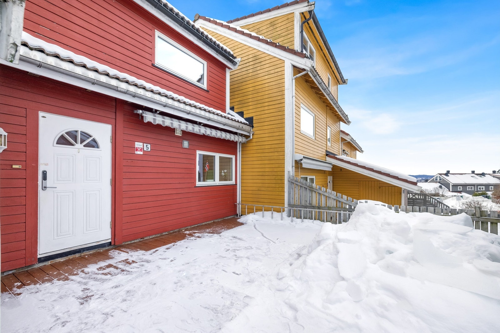 Inngangspartiet ligger på en markterrasse på 17 kvm. Her er det også en utvendig bod. Velkommen inn! Galleribilde