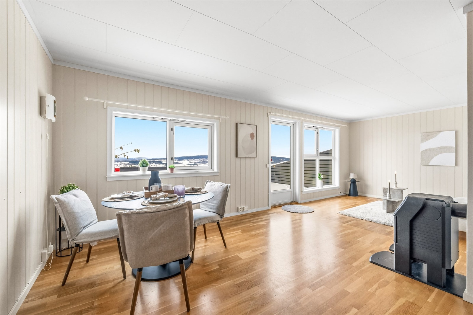 Fra entréen blir man møtt av en lys og romslig stue, med store vindusflater og en flott utsikt. Galleribilde