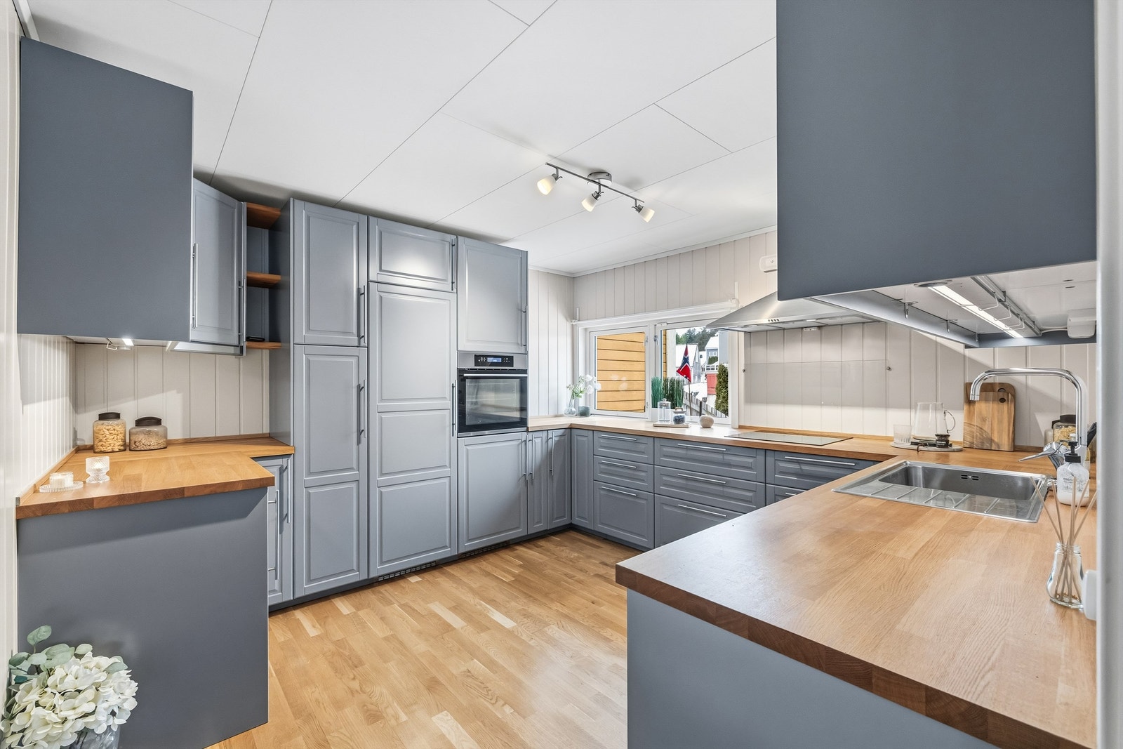 Boligens flotte kjøkken er av god størrelse og er praktisk utformet for maksimal benkeplass. Galleribilde