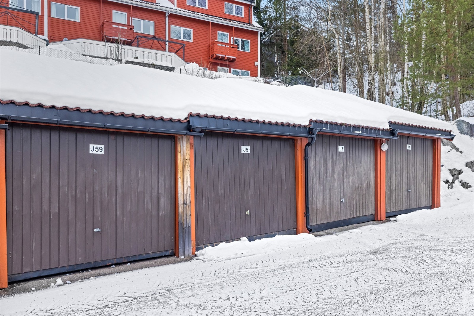 Boligen har tilhørende garasje på 15 kvm. (J5) Galleribilde