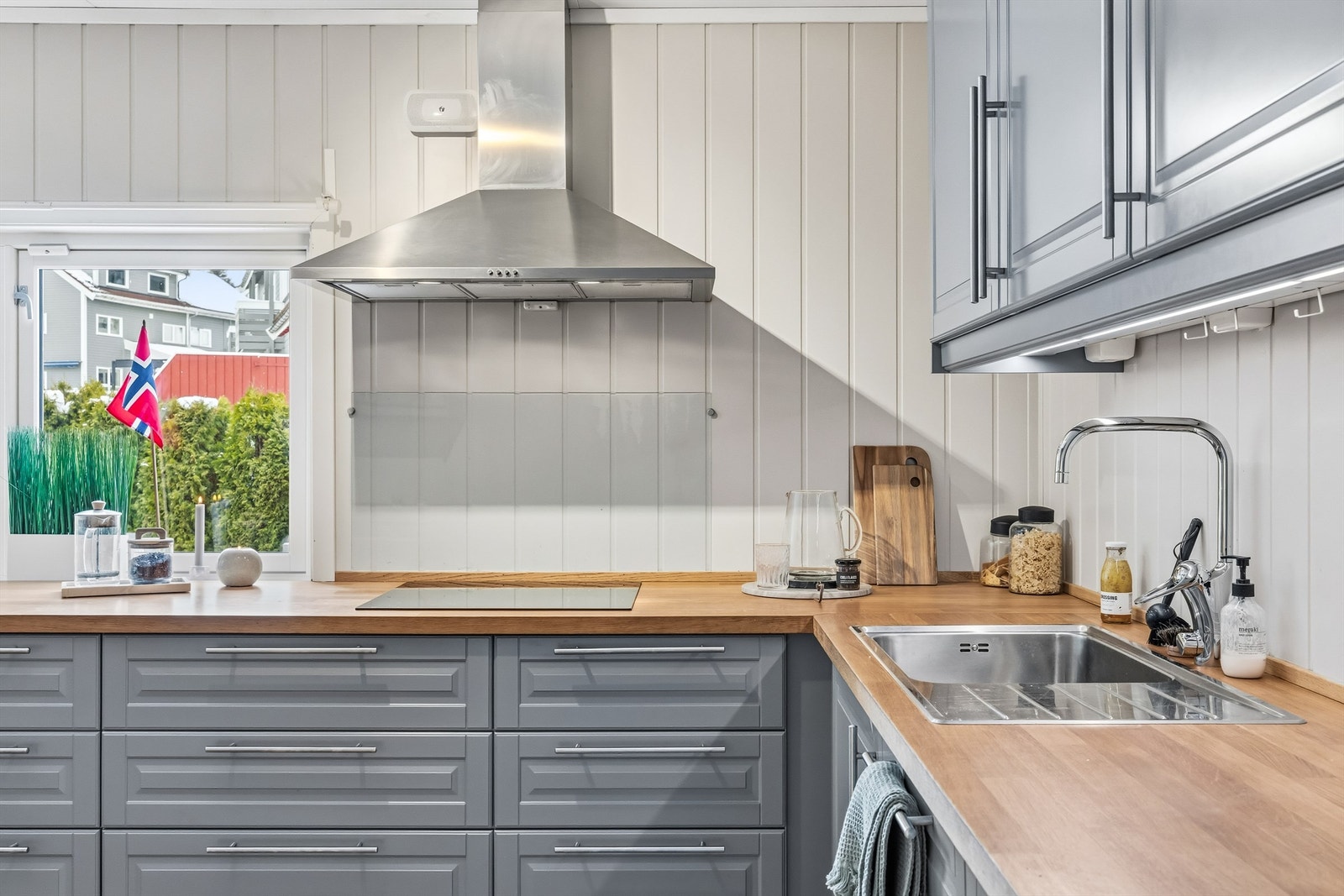 Kjøkkenet er fra 2017, med profilerte fronter og god belysning under overskap. Her er det også stikkontakter for utstyret man måtte trenge. Galleribilde