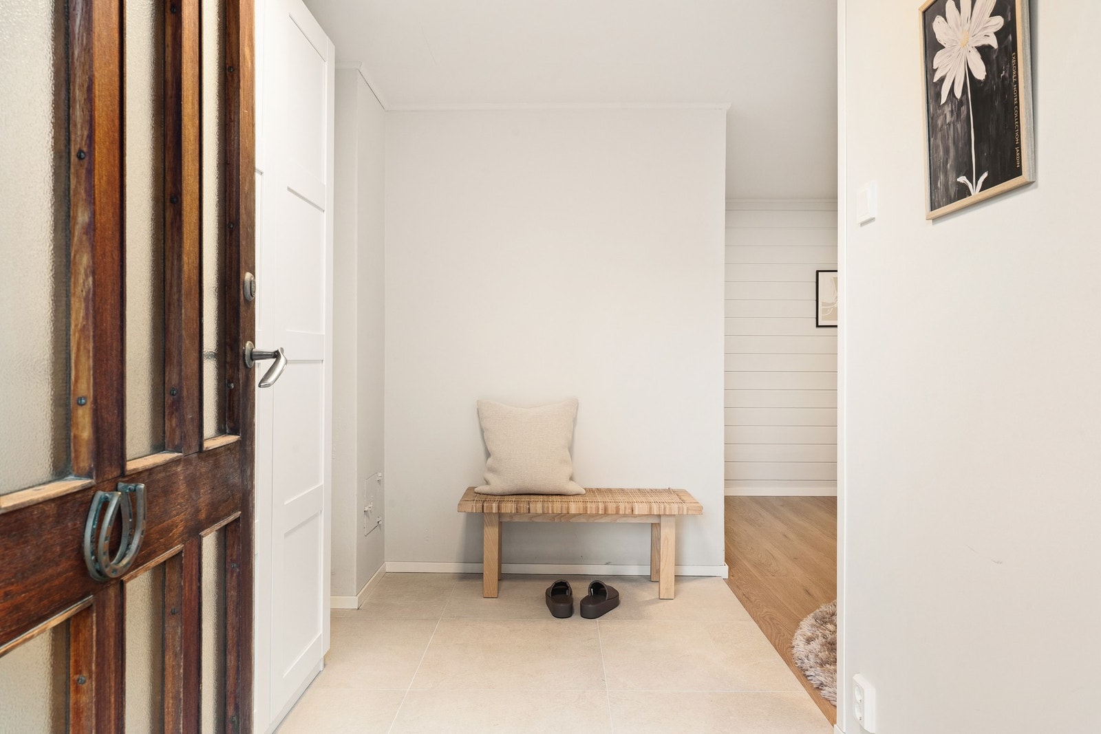 Du ønskes velkommen inn i underetasjen av en lys og innbydende entré. Galleribilde