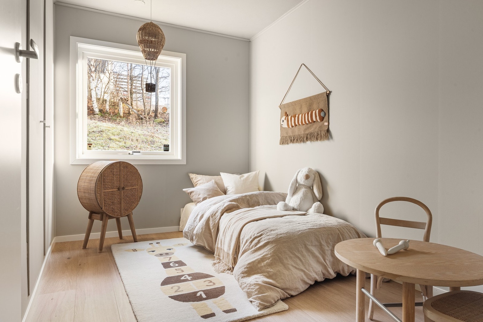 Rommene har plass til seng, nattbord og garderobeløsning. Galleribilde