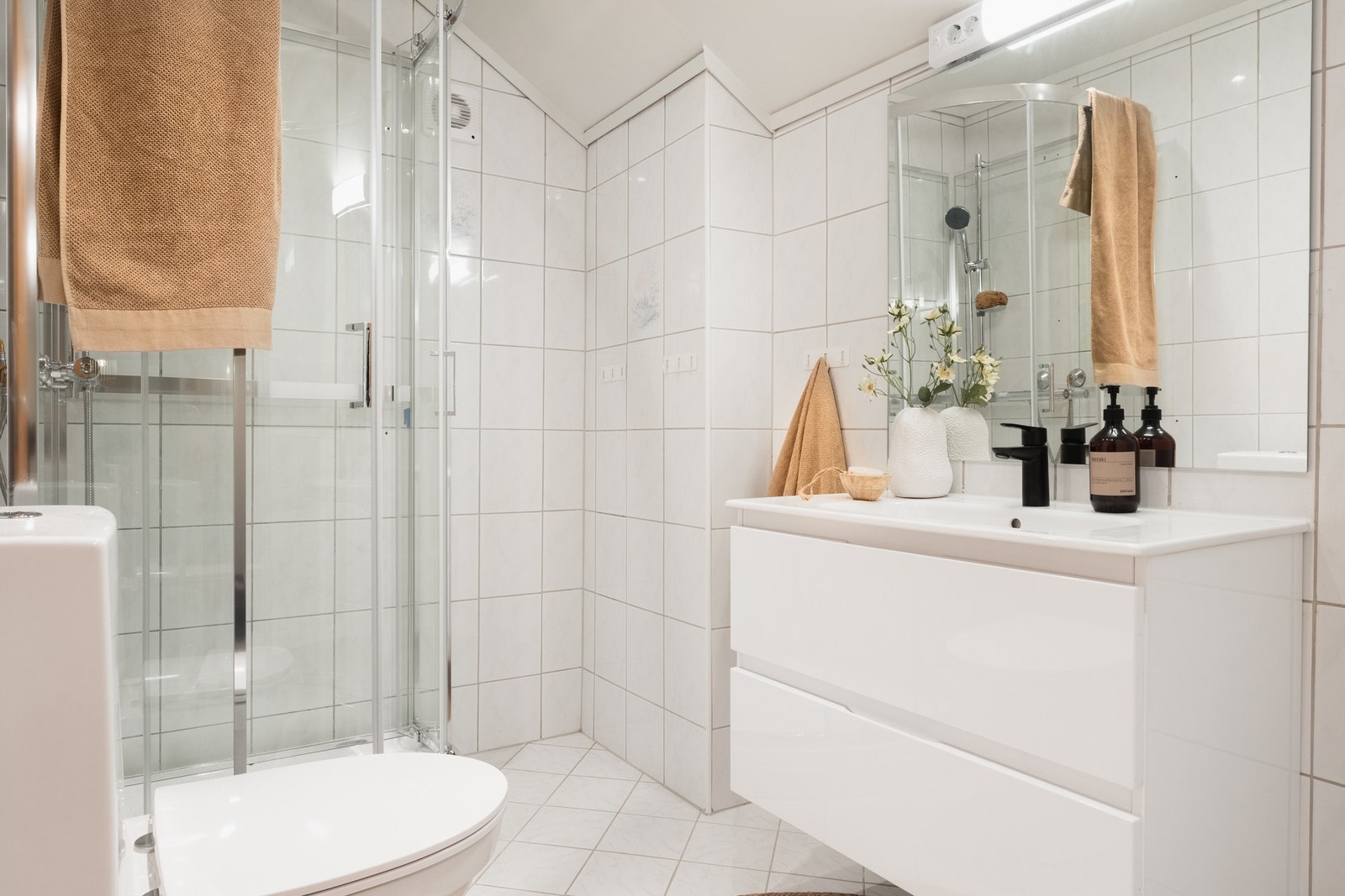 Helfliset bad på 3.8 kvm med dusjkabinett, toalett, baderomsinnredning og varmekabler i gulv. Galleribilde