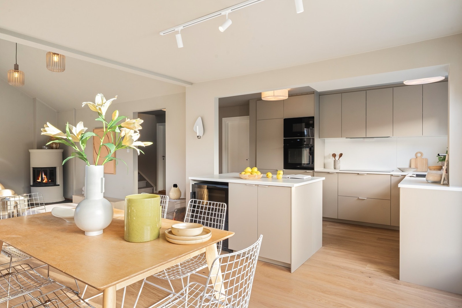 Videre finner du spisestuen som har god plass til et stort spisebord, og innbyr til lange måltider og hyggelige sammenkomster. Galleribilde