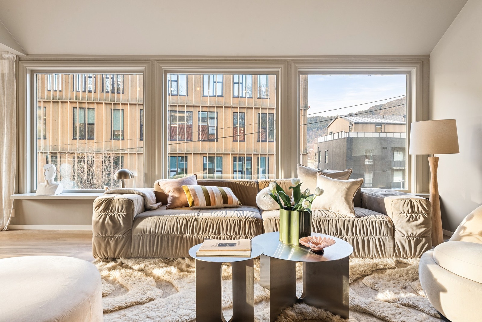 Her er det rom for både sofagruppe, TV-løsning og annet ønsket møblement. Galleribilde