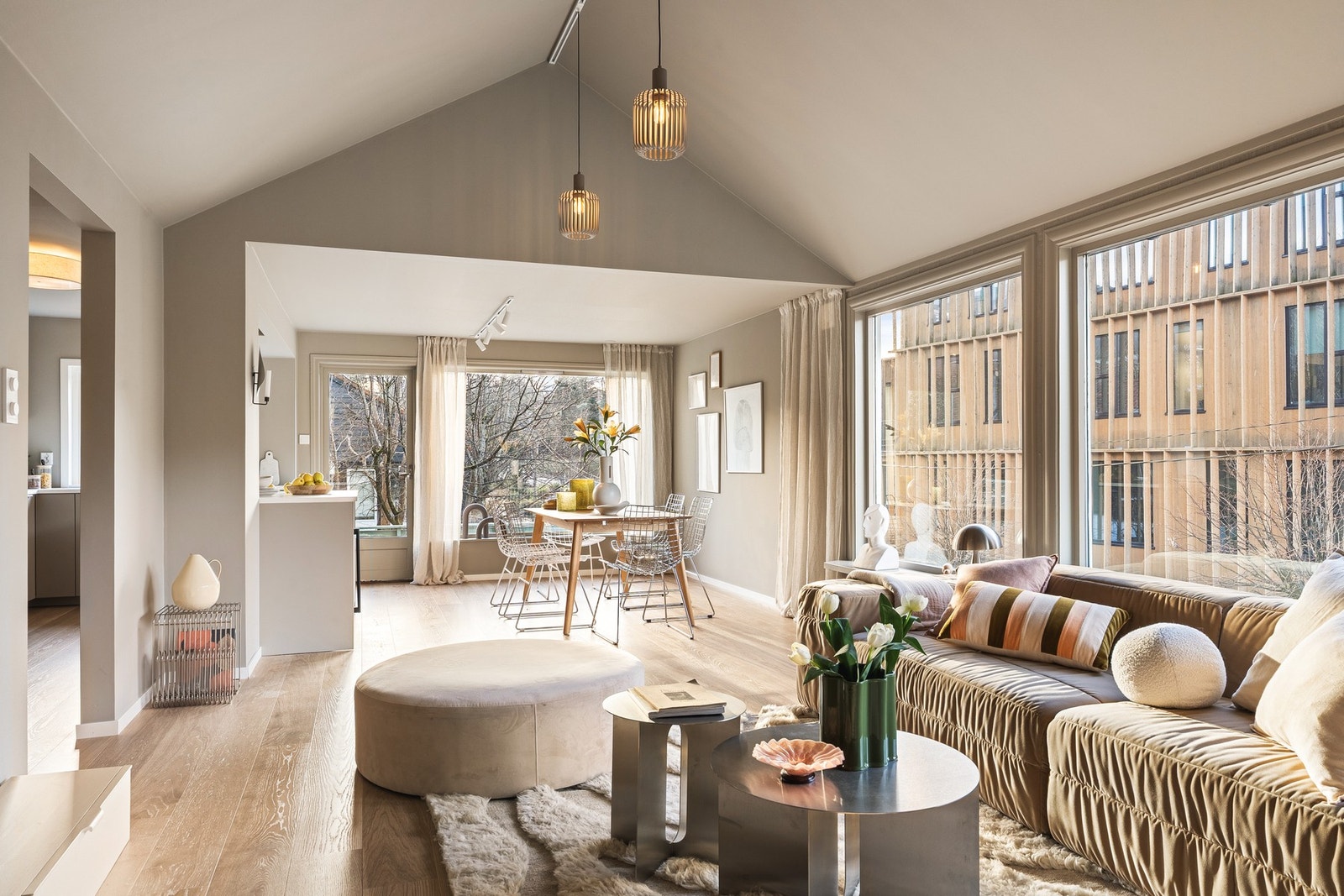 Stuen er et rom som umiddelbart imponerer med store vindusflater, høy takhøyde og en luftig atmosfære. Galleribilde