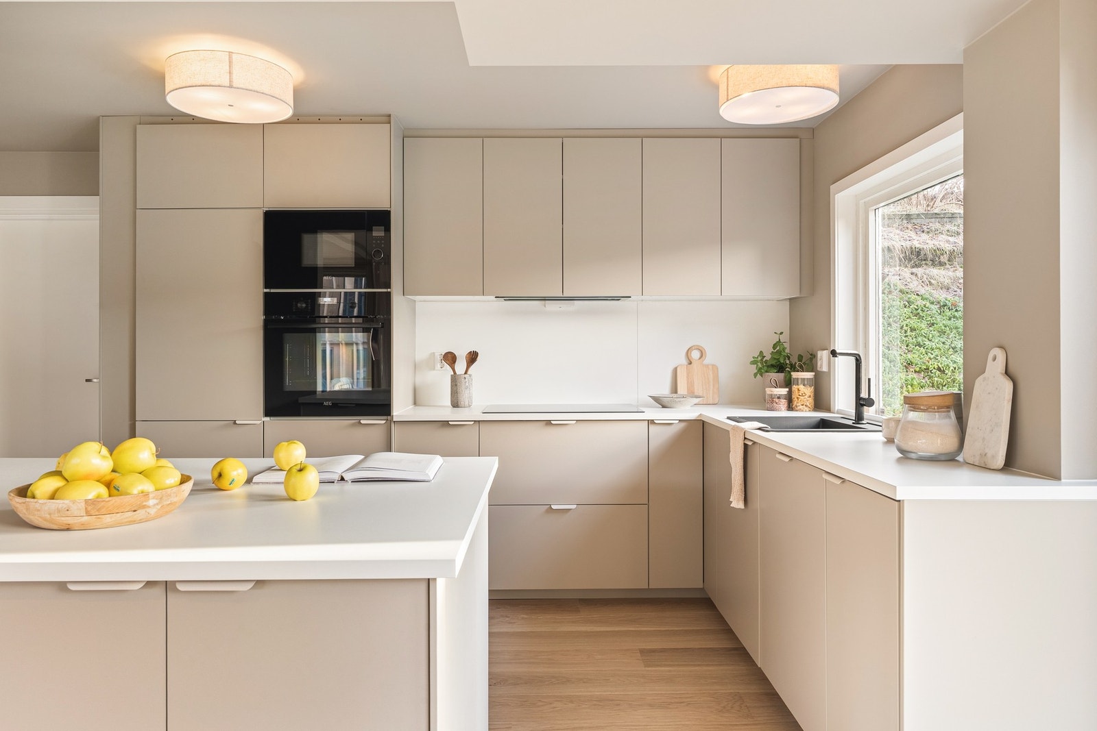 Kjøkkenet ble fullstendig fornyet i 2025 og er levert av IKEA. Kjøkkenet har et moderne og tidløst design som står i stil med resten av rommet. Galleribilde