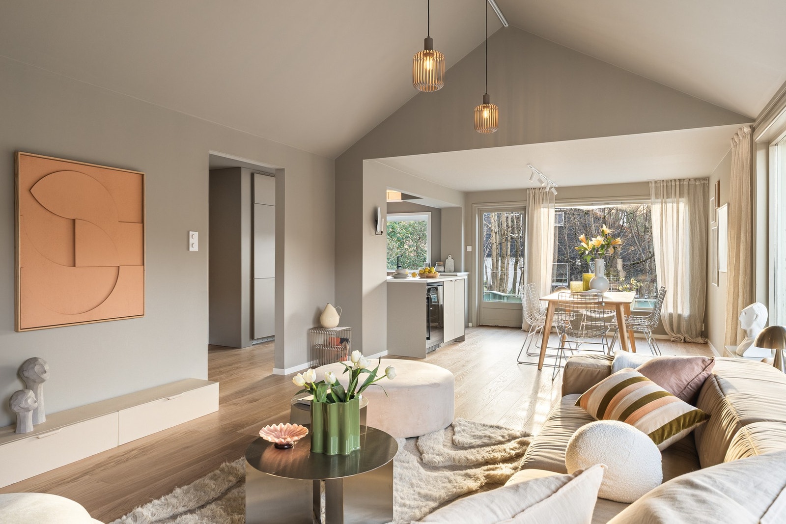 Åpen og sosial løsning mellom stue, spisestue og kjøkken på 43,1 kvm. Galleribilde