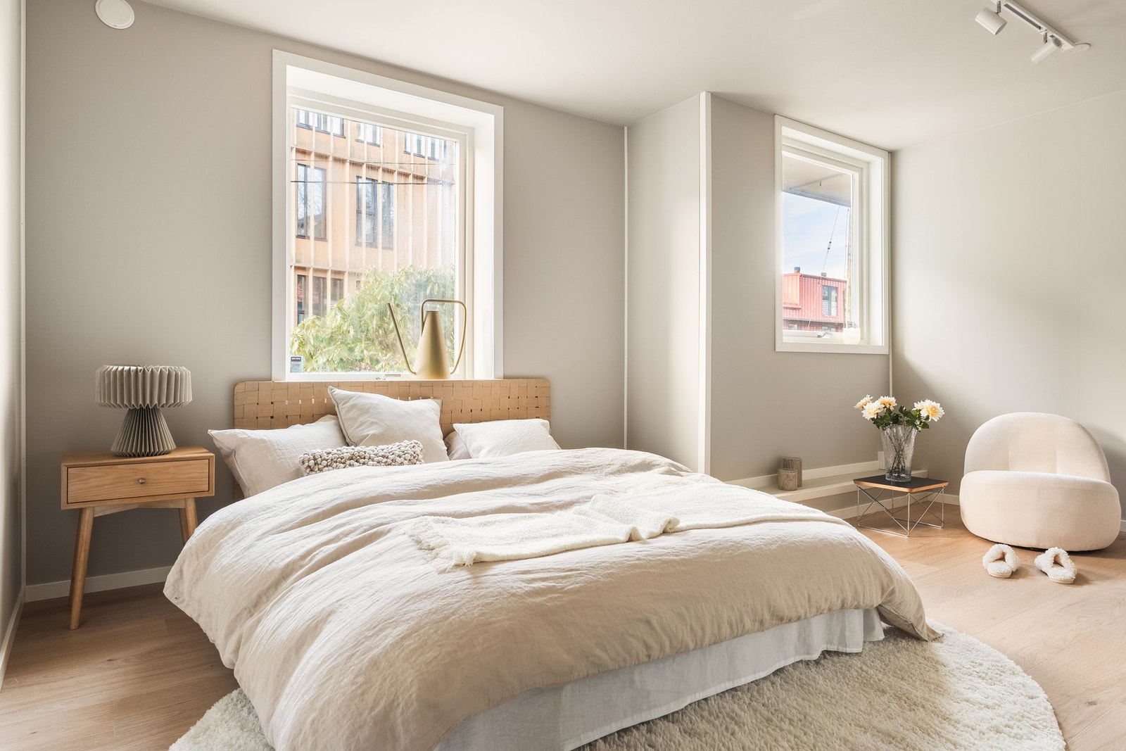 Rommet har godt med lysinnslipp med vestvendt utsikt. Galleribilde