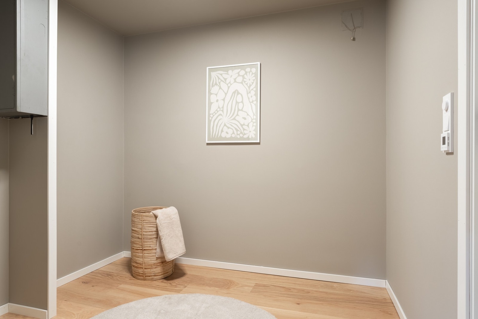 Bod mellom gang og vaskerom i 1. etg. med god plass til oppbevaring. Galleribilde