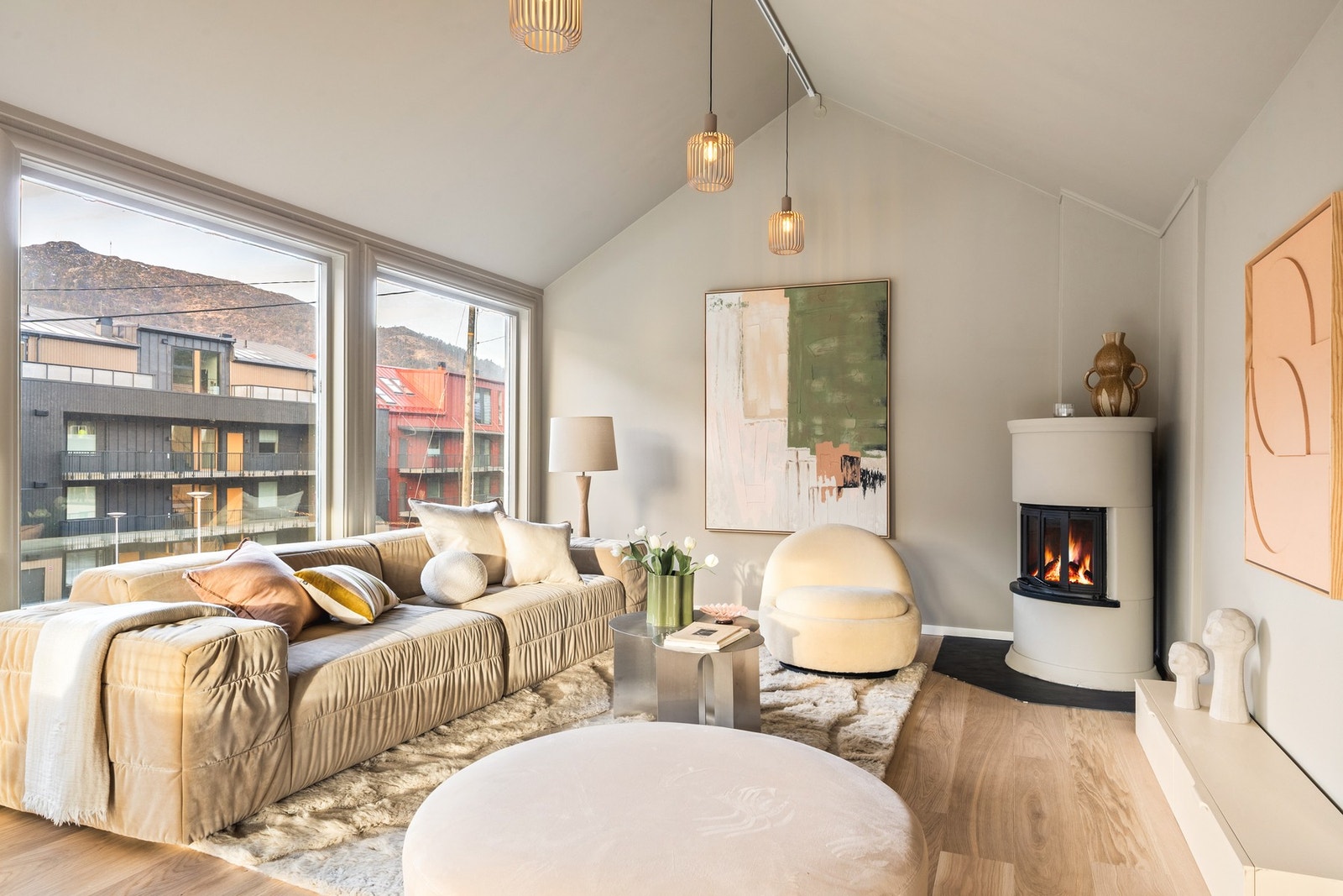 Stuen er malt i delikate farger som gjør det enkelt å møblere etter eget ønske. Galleribilde