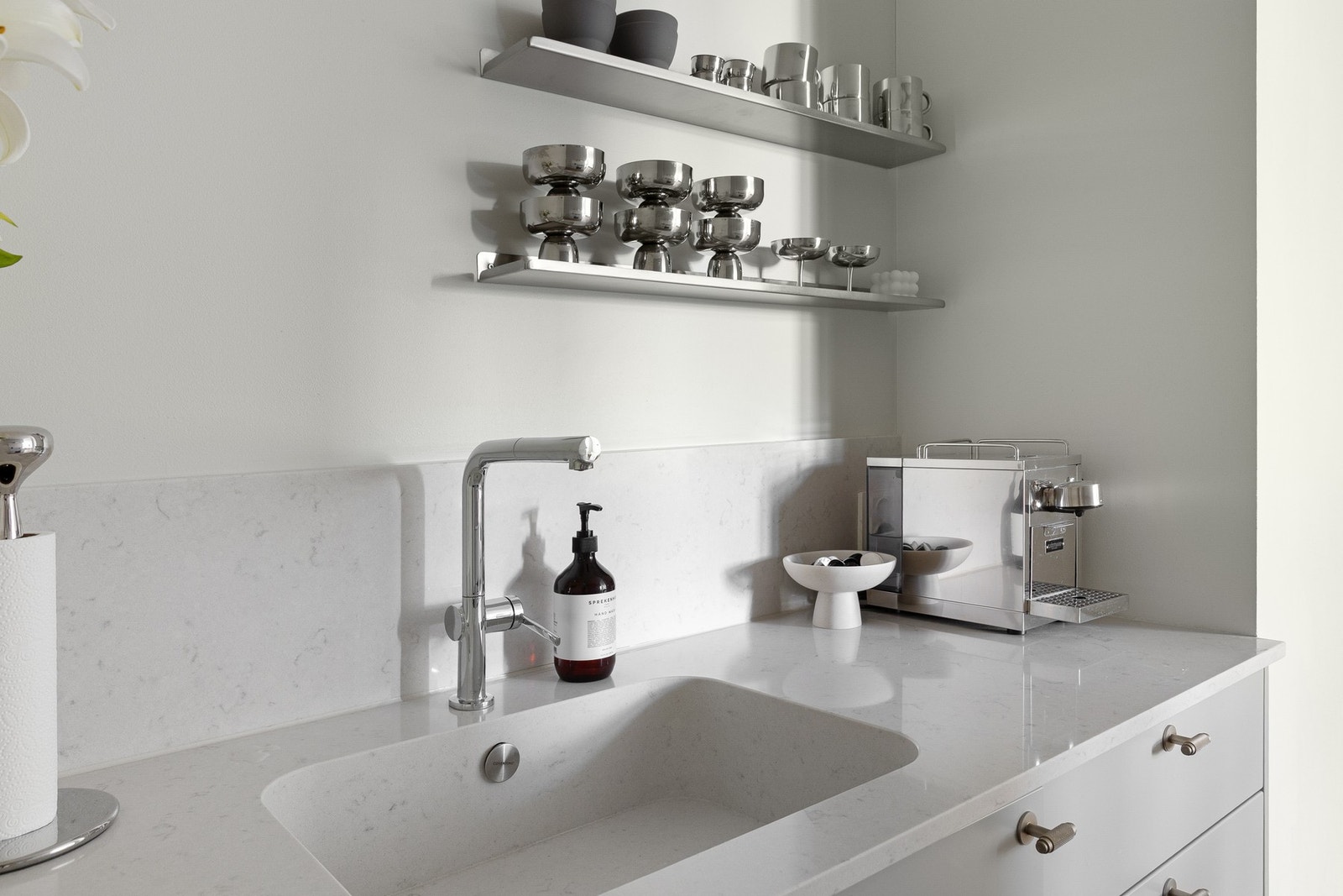 Kjøkkenet ble eksklusivt oppgradert med ny benkeplate i komposittstein i 2025. Galleribilde