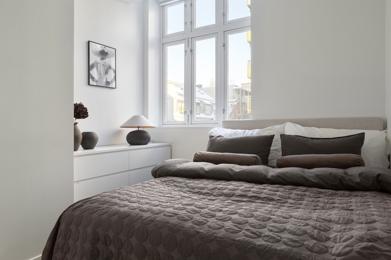 Soverommet ligger sjkermet og tilbaketrukket mot indre gård. Galleribilde