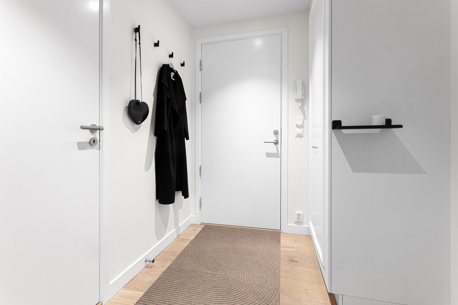 Entré med garderobeskap. Galleribilde